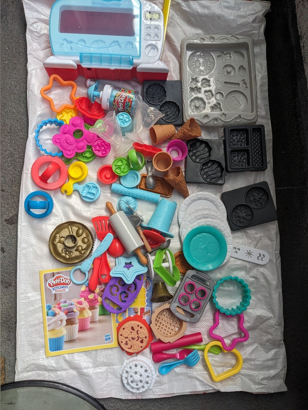 Play-Doh Kitchen Creation Play Food Assorted 65+ Pieces USED NO PLAY DOH Battery